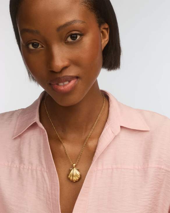 Lucia Shell Vintage Gold Short Pendant Necklace